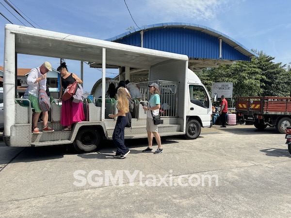 Berjaya Tioman to Tekek Jetty_Lorry ti Tekek Jetty