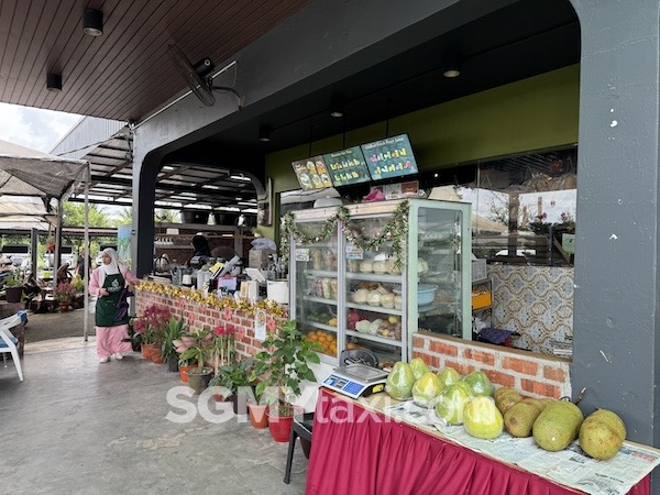 Desaru Fruit Farm Food Stall