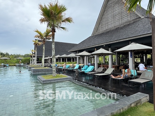 Anantara Resort Infinity Pool Bar