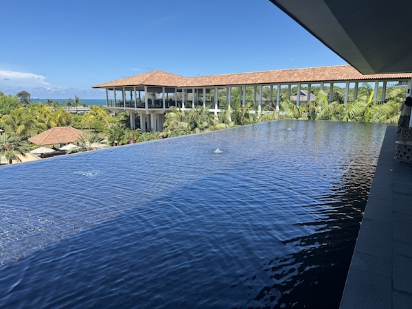 checking in Anantara desaru_checkingin pool