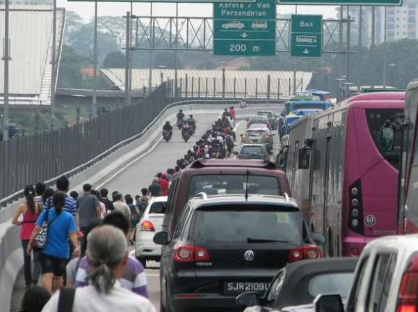 singapore walk to malaysia cross border